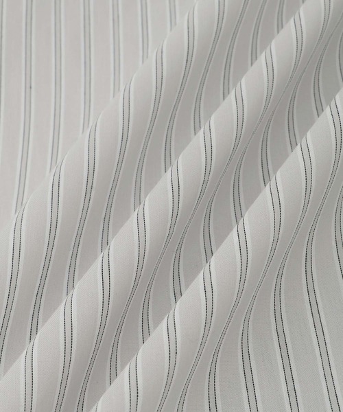 Mac-House(マックハウス)の「Idnes 上品な甘さをまとう ストライプフリルブラウス(シャツ/ブラウス・レディース・キャメル/ライトグレー/サックスブルー・M)」の6枚目の写真