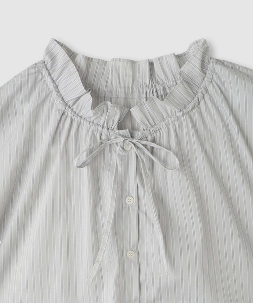 Mac-House(マックハウス)の「Idnes 上品な甘さをまとう ストライプフリルブラウス(シャツ/ブラウス・レディース・キャメル/ライトグレー/サックスブルー・M)」の9枚目の写真