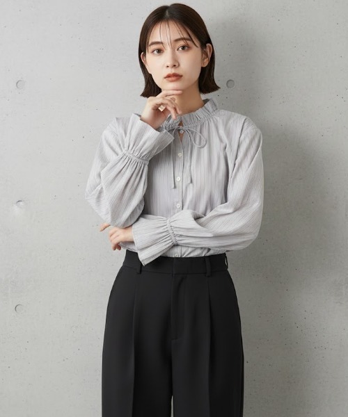 Mac-House(マックハウス)の「Idnes 上品な甘さをまとう ストライプフリルブラウス(シャツ/ブラウス・レディース・キャメル/ライトグレー/サックスブルー・M)」の10枚目の写真