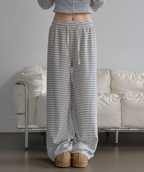 UNE MANSION(ユヌマンション)の「バイカラーボーダーストライプテリータオル地ウエストゴムパンツ(その他パンツ・レディース・ブラック/チャコールグレー/ホワイト・FREE)」の2枚目の写真