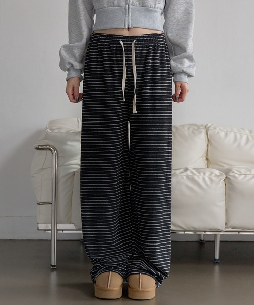 UNE MANSION(ユヌマンション)の「バイカラーボーダーストライプテリータオル地ウエストゴムパンツ(その他パンツ・レディース・ブラック/チャコールグレー/ホワイト・FREE)」の1枚目の写真