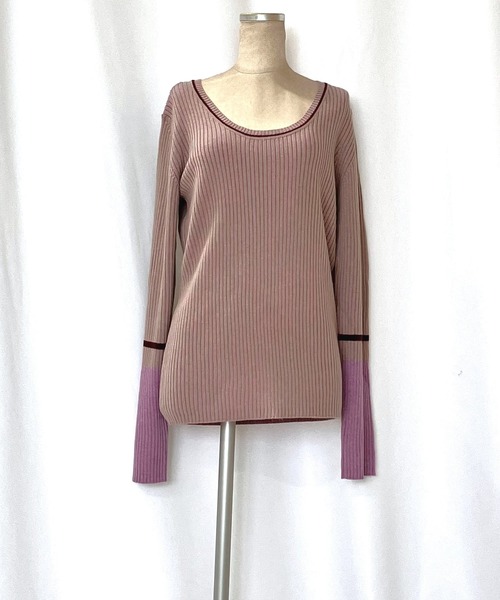 Q（キュー）の「リブリブラインUネックニット（ニット/セーター・レディース・ブラック/スモークピンク/ライトグレー・MEDIUM）」の4枚目の写真