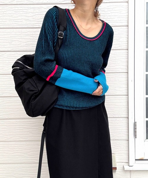 Q（キュー）の「リブリブラインUネックニット（ニット/セーター・レディース・ブラック/スモークピンク/ライトグレー・MEDIUM）」の21枚目の写真