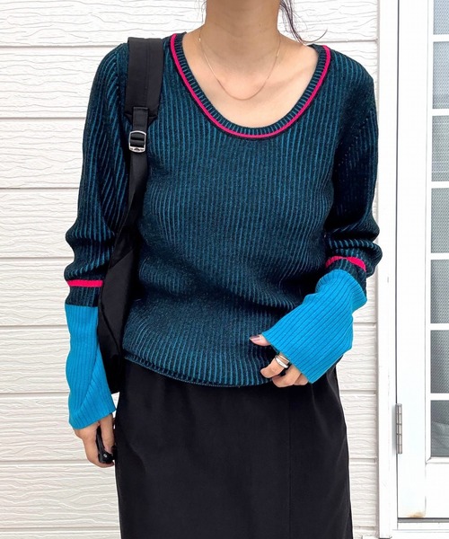 Q（キュー）の「リブリブラインUネックニット（ニット/セーター・レディース・ブラック/スモークピンク/ライトグレー・MEDIUM）」の22枚目の写真