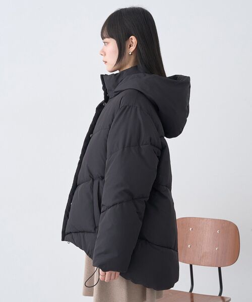 earth music&ecology(アースミュージックアンドエコロジー)の「【2025AW】2WAYパファーブルゾン(ダウンジャケット/コート・レディース・アイボリー/ブラック/ピンクベージュ/ベージュ・M/L)」の6枚目の写真