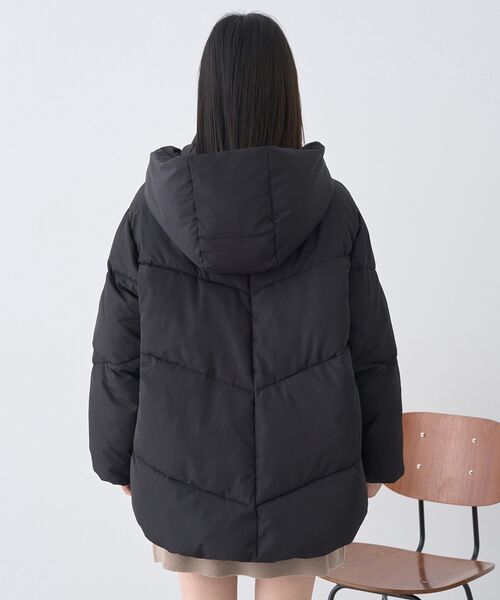 earth music&ecology(アースミュージックアンドエコロジー)の「【2025AW】2WAYパファーブルゾン(ダウンジャケット/コート・レディース・アイボリー/ブラック/ピンクベージュ/ベージュ・M/L)」の5枚目の写真