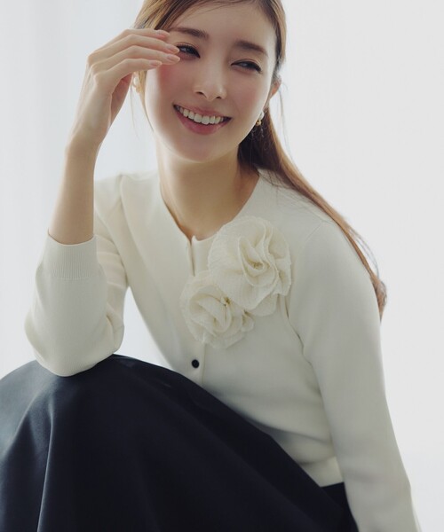 TOCCA(トッカ)の「GLOW CORSAGE KNIT ニットカーディガン(カーディガン/ボレロ・レディース・アイボリー系/ピンク系/ブラック系/ネイビー系・MEDIUM/SMALL)」の5枚目の写真