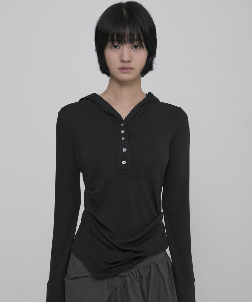 FLAREUP(フレアアップ)の「Asymmetrical Draped Hoodie (FL-187_Black)(パーカー・レディース・ブラック・1/2)」の2枚目の写真