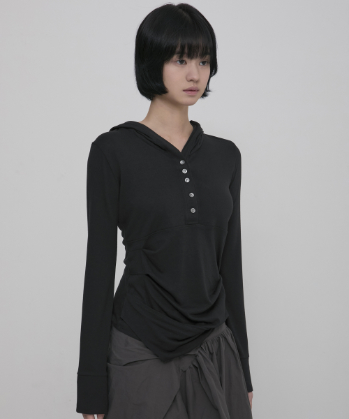 FLAREUP(フレアアップ)の「Asymmetrical Draped Hoodie (FL-187_Black)(パーカー・レディース・ブラック・1/2)」の3枚目の写真