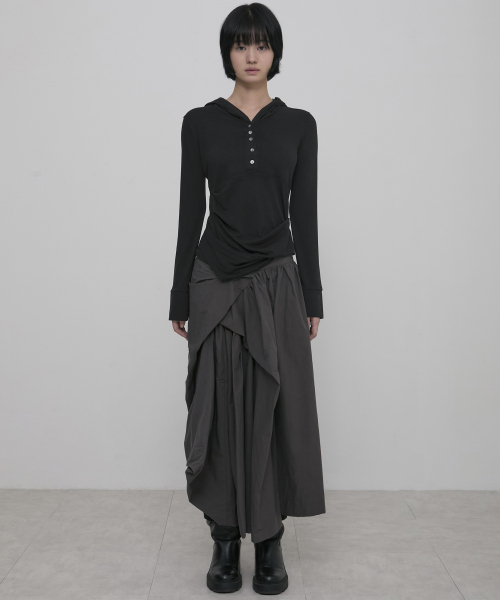 FLAREUP(フレアアップ)の「Asymmetrical Draped Hoodie (FL-187_Black)(パーカー・レディース・ブラック・1/2)」の4枚目の写真