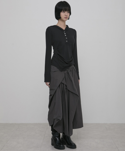 FLAREUP(フレアアップ)の「Asymmetrical Draped Hoodie (FL-187_Black)(パーカー・レディース・ブラック・1/2)」の5枚目の写真