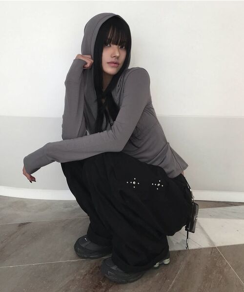 FLAREUP(フレアアップ)の「Asymmetrical Draped Hoodie (FL-187_Black)(パーカー・レディース・ブラック・1/2)」の9枚目の写真