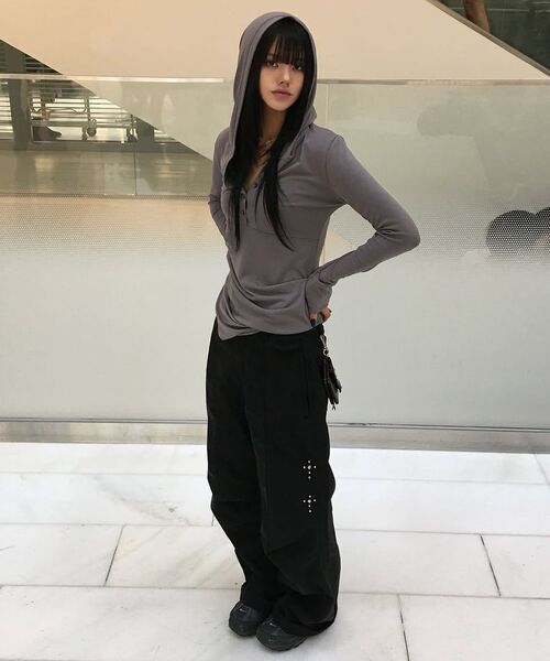 FLAREUP(フレアアップ)の「Asymmetrical Draped Hoodie (FL-187_Black)(パーカー・レディース・ブラック・1/2)」の11枚目の写真