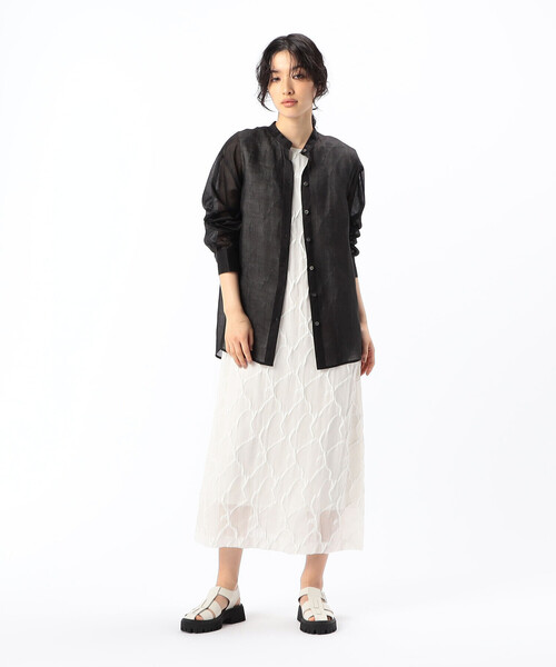 Gabardine K.T(ギャバジンケーティー)の「〔 +サイズ 〕 シアー ラミー麻 バンドカラーシャツ(シャツ/ブラウス・レディース・ブラック/ホワイト・15号)」の5枚目の写真