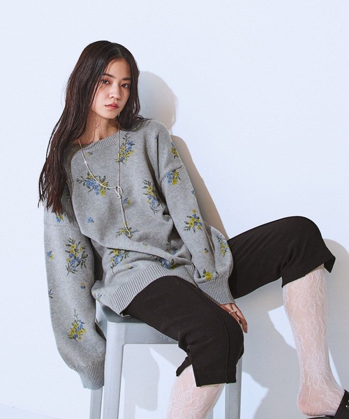JEANASIS（ジーナシス）の「コットンフラワープリントプルオーバー/650165（ニット/セーター・レディース・ホワイト系その他/ブラック系その他/グレー系その他・FREE）」の3枚目の写真