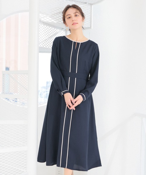 GLACIER lusso(グラシアルッソ)の「配色ワンピース(ワンピース・レディース・グレイッシュベージュ/グレイッシュブルー/ネイビー・L/LL/M/S)」の2枚目の写真