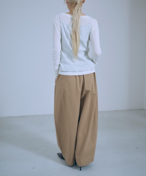 EN NEUME(エンノイム)の「Two-Tuck Barrel Leg Pants(その他パンツ・レディース・ブラック/ベージュ・FREE)」の3枚目の写真