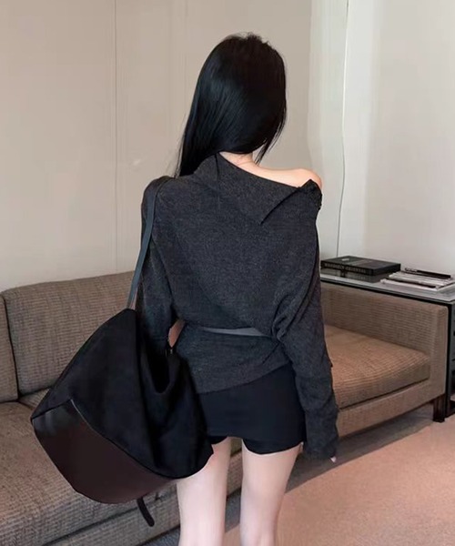 AsheKsha(アシクシャ)の「不規則なラペルが上品なニットトップス(ニット/セーター・レディース・ダークグレー/モカ・M)」の3枚目の写真
