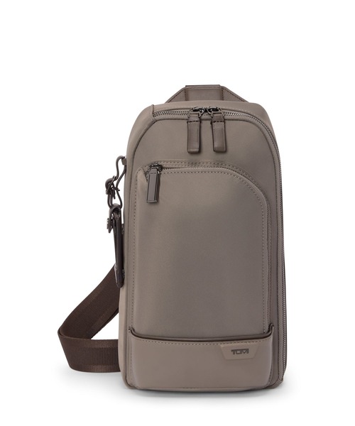 TUMI(トゥミ)の「HARRISON 「グレゴリー」スリング(ボディバッグ/ウエストポーチ・メンズ・ベージュ系その他・FREE)」の1枚目の写真