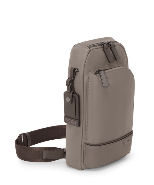 TUMI(トゥミ)の「HARRISON 「グレゴリー」スリング(ボディバッグ/ウエストポーチ・メンズ・ベージュ系その他・FREE)」の4枚目の写真