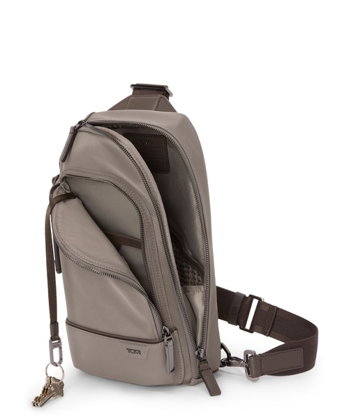 TUMI(トゥミ)の「HARRISON 「グレゴリー」スリング(ボディバッグ/ウエストポーチ・メンズ・ベージュ系その他・FREE)」の3枚目の写真