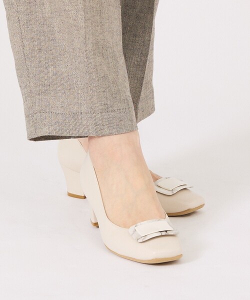 Au BANNISTER（オゥバニスター）の「スクエアモチーフパンプス（パンプス・レディース・ブラック/アイボリー/イエロー・38/37/36/35/39）」の6枚目の写真