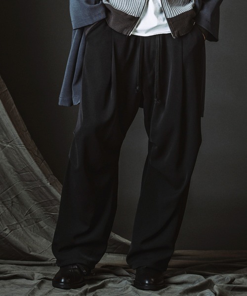 NO ID.(ノーアイディ)の「【NO ID.】Easy Baggy Parachute Trousers / イージー バギー パラシュート トラウザーズ(スラックス・メンズ・ブラック/ストライプ・1/2)」の2枚目の写真