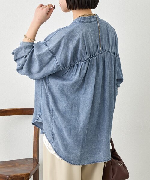 Jena espace merveilleux（ジェナ　エスパスメルヴェイユ）の「バックギャザーデニムシャツ（シャツ/ブラウス・レディース・グレー/サックスブルー/ブルー・FREE）」の2枚目の写真