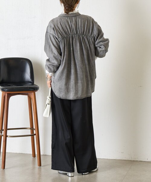 Jena espace merveilleux（ジェナ　エスパスメルヴェイユ）の「バックギャザーデニムシャツ（シャツ/ブラウス・レディース・グレー/サックスブルー/ブルー・FREE）」の7枚目の写真