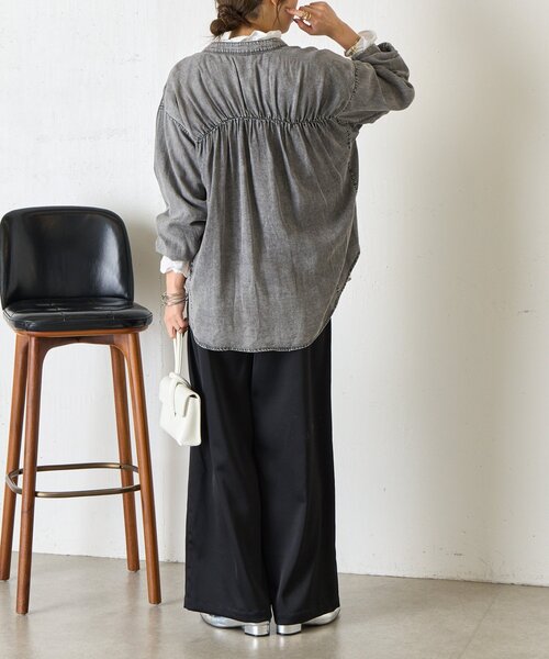 Jena espace merveilleux（ジェナ　エスパスメルヴェイユ）の「バックギャザーデニムシャツ（シャツ/ブラウス・レディース・グレー/サックスブルー/ブルー・FREE）」の8枚目の写真