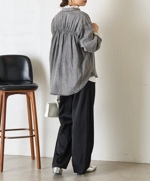 Jena espace merveilleux（ジェナ　エスパスメルヴェイユ）の「バックギャザーデニムシャツ（シャツ/ブラウス・レディース・グレー/サックスブルー/ブルー・FREE）」の9枚目の写真