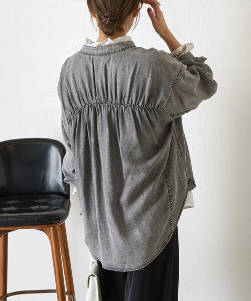 Jena espace merveilleux（ジェナ　エスパスメルヴェイユ）の「バックギャザーデニムシャツ（シャツ/ブラウス・レディース・グレー/サックスブルー/ブルー・FREE）」の13枚目の写真