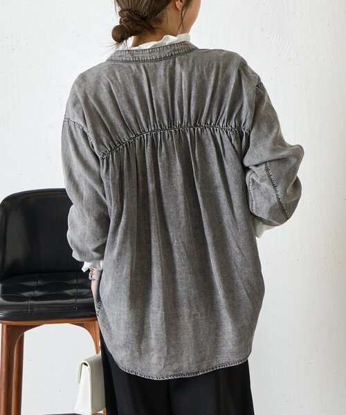 Jena espace merveilleux（ジェナ　エスパスメルヴェイユ）の「バックギャザーデニムシャツ（シャツ/ブラウス・レディース・グレー/サックスブルー/ブルー・FREE）」の14枚目の写真