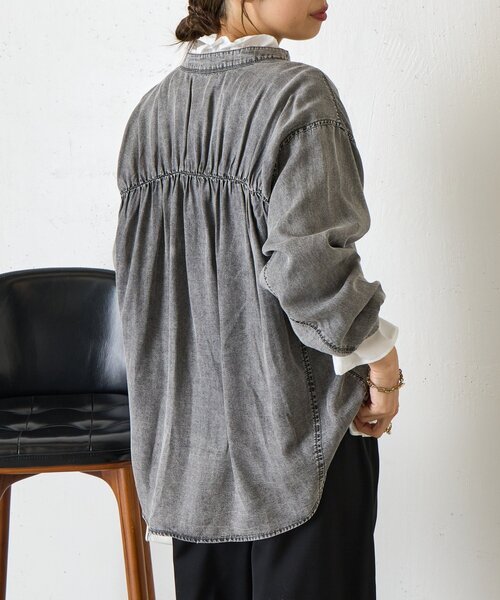 Jena espace merveilleux（ジェナ　エスパスメルヴェイユ）の「バックギャザーデニムシャツ（シャツ/ブラウス・レディース・グレー/サックスブルー/ブルー・FREE）」の15枚目の写真