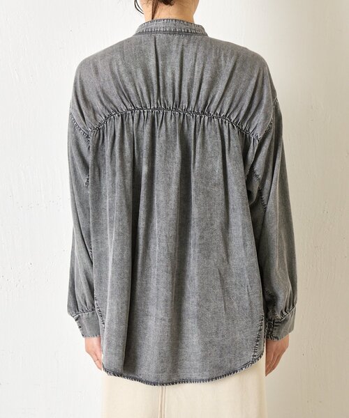 Jena espace merveilleux（ジェナ　エスパスメルヴェイユ）の「バックギャザーデニムシャツ（シャツ/ブラウス・レディース・グレー/サックスブルー/ブルー・FREE）」の19枚目の写真