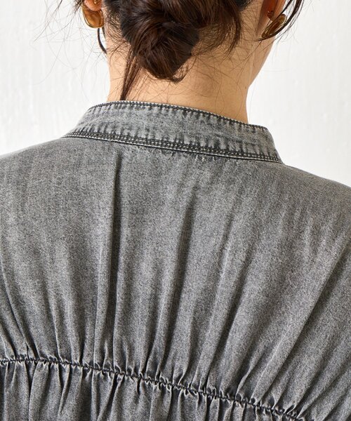 Jena espace merveilleux（ジェナ　エスパスメルヴェイユ）の「バックギャザーデニムシャツ（シャツ/ブラウス・レディース・グレー/サックスブルー/ブルー・FREE）」の21枚目の写真