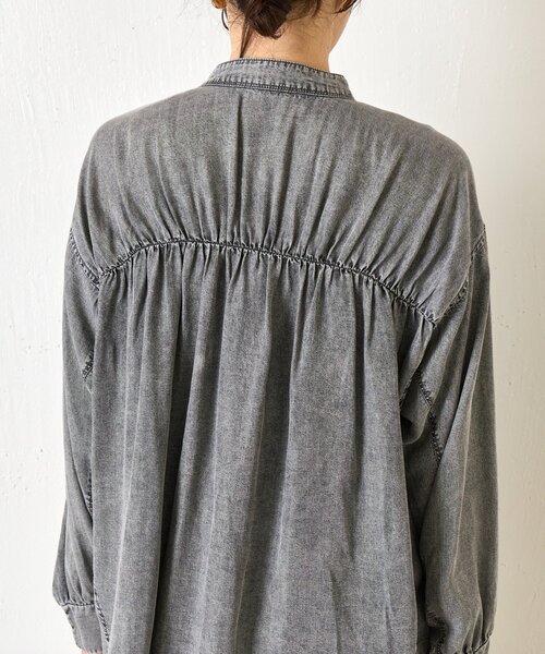 Jena espace merveilleux（ジェナ　エスパスメルヴェイユ）の「バックギャザーデニムシャツ（シャツ/ブラウス・レディース・グレー/サックスブルー/ブルー・FREE）」の22枚目の写真