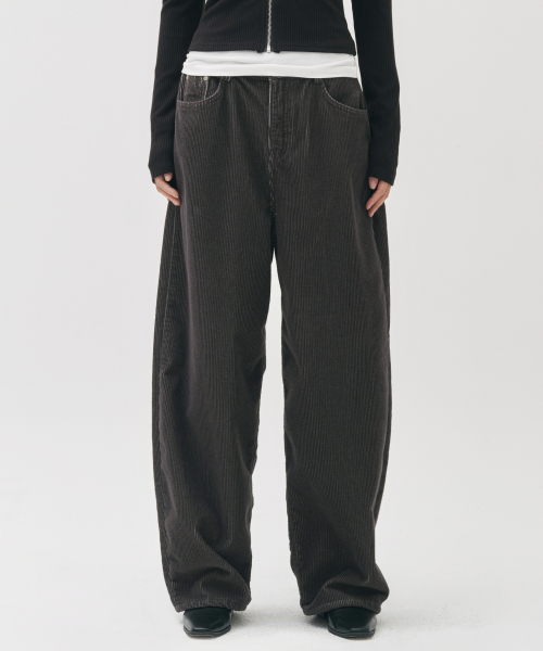 NICK&NICOLE(ニックアンドニコール)の「CURVED WALE CORDUROY PANTS_DEEP KHAKI(その他パンツ・レディース・その他・SMALL/MEDIUM/LARGE)」の1枚目の写真