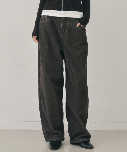 NICK&NICOLE(ニックアンドニコール)の「CURVED WALE CORDUROY PANTS_DEEP KHAKI(その他パンツ・レディース・その他・SMALL/MEDIUM/LARGE)」の2枚目の写真