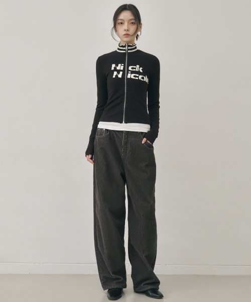 NICK&NICOLE(ニックアンドニコール)の「CURVED WALE CORDUROY PANTS_DEEP KHAKI(その他パンツ・レディース・その他・SMALL/MEDIUM/LARGE)」の3枚目の写真