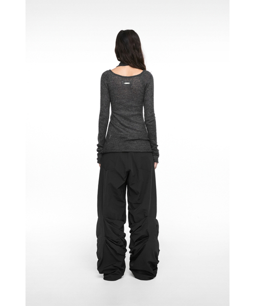 NACHE(ナチェ)の「PINTUCK NYLON PANTS (UNISEX) BLACK(その他パンツ・レディース・その他・1/2/0)」の4枚目の写真