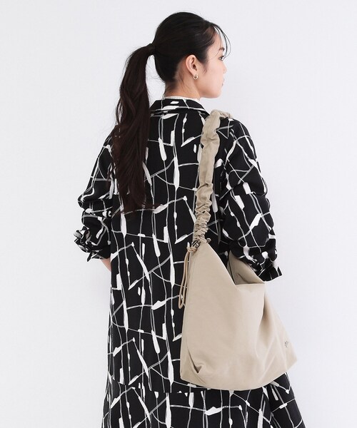 OPAQUE.CLIP（オペークドットクリップ）の「ドロストフリルハンドルA4ショルダー（ショルダーバッグ・レディース・ライトグレー/ブロンズ/ブラック/ベージュ・00）」の9枚目の写真