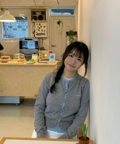 ROLAROLA(ロラロラ)の「LAYERED KNIT CARDIGAN GY+SK(カーディガン/ボレロ・レディース・グレー×サックスブルー・FREE)」の7枚目の写真