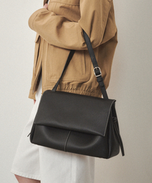 OSTKAKA（オストカーカ）の「モラフラップショルダー ブラック（ショルダーバッグ）」