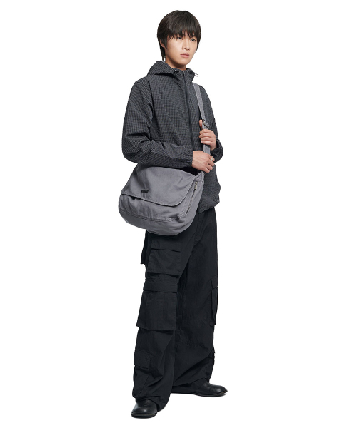 NOMANUAL（NOMANUAL）の「WASHED CANVAS CROSS BAG - WASHED GRAY（メッセンジャーバッグ・レディース・その他・FREE）」の2枚目の写真