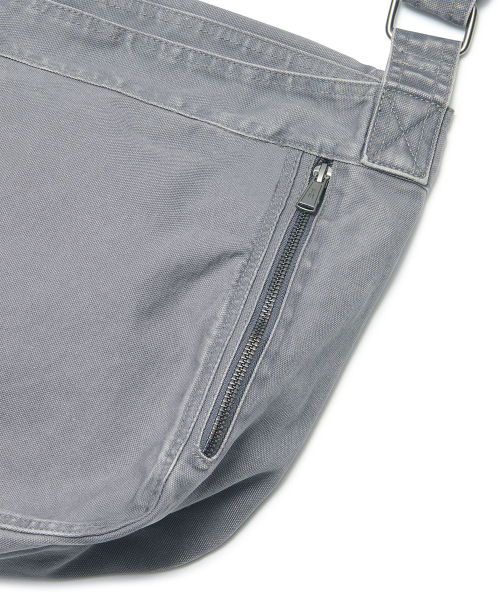 NOMANUAL（NOMANUAL）の「WASHED CANVAS CROSS BAG - WASHED GRAY（メッセンジャーバッグ・レディース・その他・FREE）」の3枚目の写真