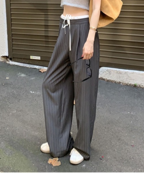 &soiree(アンドソワレ)の「ダブルウエストドロストストライプワイドパンツ(その他パンツ・レディース・グレー/ネイビー・SMALL/MEDIUM/LARGE)」の3枚目の写真