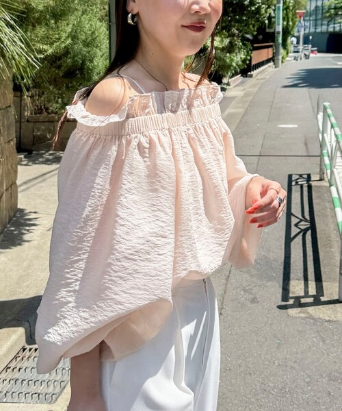NOLLEY’S Sophi(ノーリーズソフィ)の「ウォッシャブルシアーシルクワッシャーオフショルブラウス(シャツ/ブラウス・レディース・キャメル/ブラック/ベビーピンク・38)」の4枚目の写真