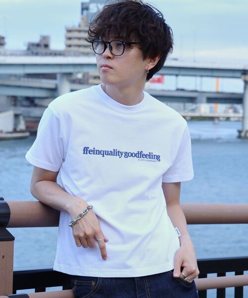 FFEIN（フェイン）の「【FFEIN（フェイン）】センタープリントロゴショート丈Tシャツ / Tシャツ クルーネック 半袖 プリント（Tシャツ/カットソー・メンズ・ブラック/ホワイト/ネイビー/アッシュグレー/ライトブルー/ブルー・X-LARGE/LARGE/MEDIUM/SMALL）」の2枚目の写真