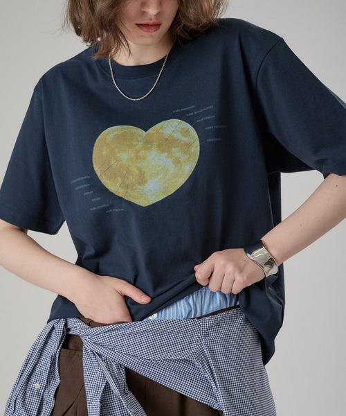 ONCILY(オンシェリー)の「26SS ASSORT GRAPHIC T-SHIRT / アソートグラフィックTシャツ(Tシャツ/カットソー・メンズ・ホワイト系その他/ネイビー/ブラック系その他/オフホワイト/ライトブルー/ブラック・LARGE/MEDIUM/SMALL)」の1枚目の写真